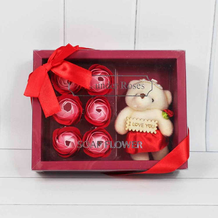 45026/2 Мыльные розы красные градиент и Мишка  в коробке 6шт